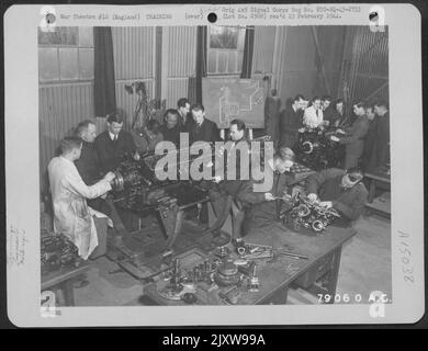 American und British Airmen nehmen an Einer Demonstration des Merlin Motors Teil, der in der Spitfire im Rolls-Royce Ltd. In Derby, England, zum Einsatz kommt. Dies ist eine von Einer Reihe von Klassen, die von Herstellern eingerichtet wurden, um maximale Effizienz bei der Handhabung ihrer Pro zu gewährleisten Stockfoto