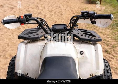 Kinder und Jugendliche Quad-Bike auf dem Sandufer des Sees Stockfoto