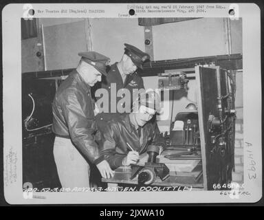 Ein Navigator der 8. Air Force in England, betreibt Als Major General James H. Doolittle und Brig ein Navigationstraining Mock-up. General Edmund W. Hill schaut auf. Stockfoto