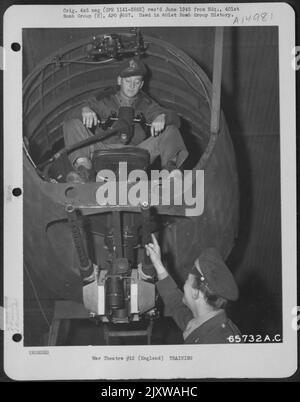 Die Instruktion der Schützenpeitscher auf der Bombengruppe 401. war konstant und vorsichtig. Hier wird 1. LT. Robert J. King, Ein Seefahrer, von T/Sgt in die Verwendung des Chinturms eingewiesen. Bert B. Besslieu. England, 25. Oktober 1944. Stockfoto