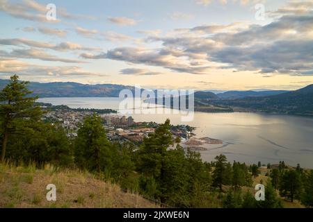 Downtown Kelowna BC und Okanagan Lake. Vom Knox Mountain aus hat man einen Blick auf den Kelowna und den Okanagan Lake. Stockfoto