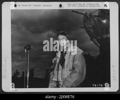 1. LT. Mark Mathis, San Angelo, Texas, Bombardier in A Flying Fortress, macht Ein Newsreel-Interview von der United States Air Force Station in Bassingbourne, England, wo er stationiert ist. Das Interview Wird In American On Decoration Day Veröffentlicht. 9 Stockfoto