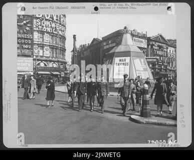 Mitglieder Des „Shoot Luke“-Liberators Auf Urlaub In London, England, Besuchen Den Piccadilly Circus. Sie sind (von links nach rechts) 1. LT. John Murphy, San Diego, Calif; 2. LT. George G. Black, Monterey, Calif; T/Sgt. Floyd H. Mabee, Lafayette, New Jersey und T/Sgt. Stockfoto