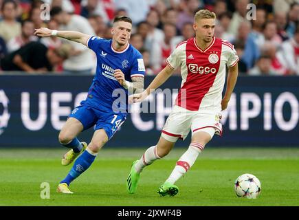 Ryan Kent von den Rangers kämpft mit Kenneth Taylor von Ajax während des UEFA Champions League Group F-Spiels in der Johan Cruyff Arena in Amsterdam, Niederlande. Bilddatum: Mittwoch, 7. September 2022. Stockfoto