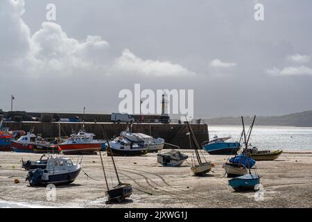 St Ives, Cornwall, Großbritannien. 7. September 2022. UK Wetter: Dunkle Wolken sammeln sich über dem Meer und bringen starken Regen und Gewitterregen im malerischen Badeort St. Ives in Cornwall. Das unvorhersehbare Wetter wird diese Woche bleiben, da Niederdrucksysteme über den Südwesten Englands hinwegfegen. Kredit: Celia McMahon/Alamy Live Nachrichten Stockfoto