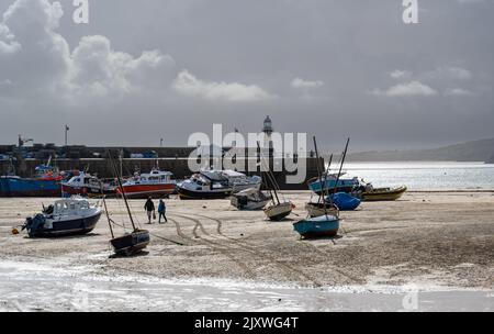 St Ives, Cornwall, Großbritannien. 7. September 2022. UK Wetter: Dunkle Wolken sammeln sich über dem Meer und bringen starken Regen und Gewitterregen im malerischen Badeort St. Ives in Cornwall. Das unvorhersehbare Wetter wird diese Woche bleiben, da Niederdrucksysteme über den Südwesten Englands hinwegfegen. Kredit: Celia McMahon/Alamy Live Nachrichten Stockfoto