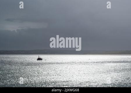 St Ives, Cornwall, Großbritannien. 7. September 2022. UK Wetter: Dunkle Wolken sammeln sich über dem Meer und bringen starken Regen und Gewitterregen im malerischen Badeort St. Ives in Cornwall. Das unvorhersehbare Wetter wird diese Woche bleiben, da Niederdrucksysteme über den Südwesten Englands hinwegfegen. Kredit: Celia McMahon/Alamy Live Nachrichten Stockfoto
