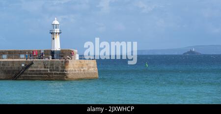 St Ives, Cornwall, Großbritannien. 7. September 2022. UK Wetter: Blick auf den St Ives Lighthouse am Smeaton's Pier an einem Tag mit warmen Sonneneinfällen und schweren Regengüssen im malerischen Badeort St. Ives in Cornwall. Das gemischte Wetter wird diese Woche bestehen bleiben, da Niederdrucksysteme über den Südwesten Englands hinwegfegen. Kredit: Celia McMahon/Alamy Live Nachrichten Stockfoto