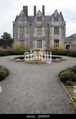 St. Fagans Castle (Haupthaus) 16. Jahrhundert elisabethanischen Herrenhaus. St Fagans National History Museum. Sommer 2022. August. Stockfoto