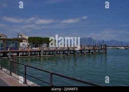 Desenzano del Garda, Italien - 12. Juli 2022 - an einem sonnigen Sommermorgen dockten Yachten und Boote am Hafen am Gardasee an Stockfoto