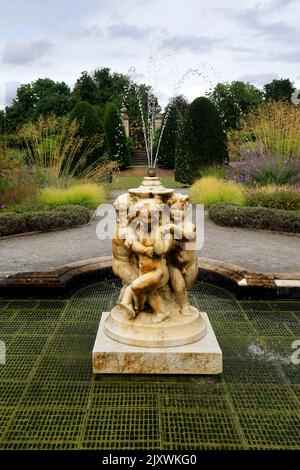 Marmorbrunnen Cherubs, St. Fagans Castle, St. Fagans National History Museum. Sommer 2022. August. Stockfoto