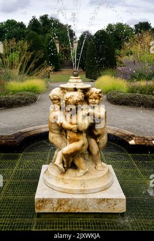 Marmorbrunnen Cherubs, St. Fagans Castle, St. Fagans National History Museum. Sommer 2022. August. Stockfoto