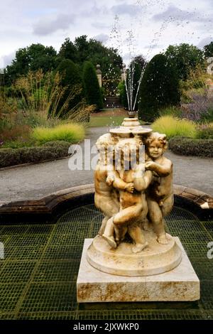 Kirschbrunnen im formellen Garten von St. Fagans Castle. St Fagans National Museum of History, cardiff, Wales. Sommer 2022. August Stockfoto