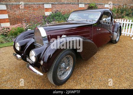 Bugatti Typ 57 Atalante (1938). Trade Stand, Concours of Elegance 2022, Hampton Court Palace, London, Großbritannien, Europa Stockfoto
