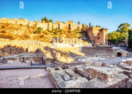 Das antike römische Amphitheater und die Festung Alcazaba in Malaga, Andalusien, Spanien Stockfoto