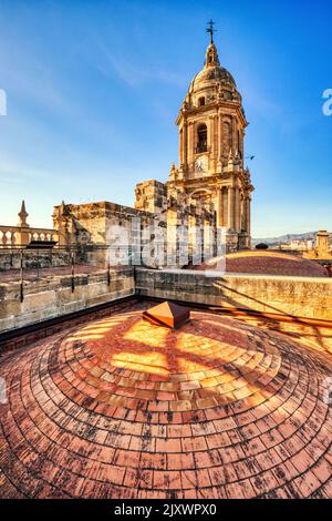 Malaga Kathedrale auf dem Dach bei Sonnenuntergang in Malaga, Andalusien, Spanien Stockfoto