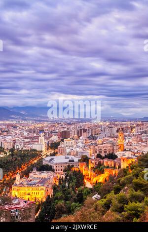 Malaga Altstadt aus der Vogelperspektive mit Malaga Cathedrat bei Sonnenuntergang, Spanien Stockfoto