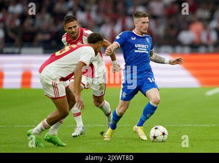 Ryan Kent von den Rangers kämpft mit Dusan Tadic von Ajax während des UEFA Champions League Group F-Spiels in der Johan Cruyff Arena in Amsterdam, Niederlande. Bilddatum: Mittwoch, 7. September 2022. Stockfoto