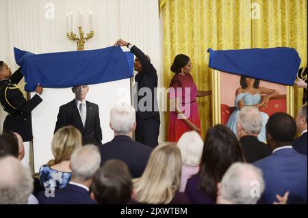 Washington, Usa. 07. September 2022. Der ehemalige Präsident Barack Obama und seine Frau Michelle enthüllen ihre offiziellen Porträts am Mittwoch, den 7. September 2022, im Ostsaal des Weißen Hauses in Washington, DC. Foto von Bonnie Cash/UPI. Kredit: UPI/Alamy Live Nachrichten Stockfoto