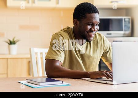 lateinamerikanischer freiberufler mit Laptop, der online von zu Hause aus arbeitet Stockfoto