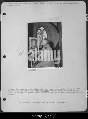 Mr. Frank E. Beresofrad, ein bekannter englischer Künstler, der jetzt Kriegskorrespondent der US Air Forces ist, ist abgebildet, wie er die Gedenkkapelle und das Fenster der Bomb Group aus dem Jahr 96. in der kleinen St. Andrews Church aus dem 12.. Jahrhundert in dem winzigen Dorf von malte Stockfoto