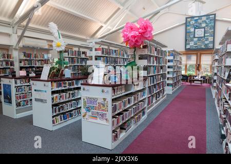 Bücherregale/Stapel in der Truro Public Library, Truro, Massachusetts, Cape Cod, USA. Stockfoto