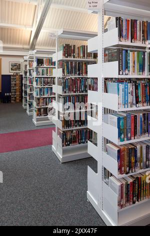 Bücherregale/Stapel in der Truro Public Library, Truro, Massachusetts, Cape Cod, USA. Stockfoto