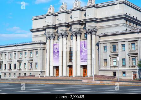 Samara, Russland - ca. August 2021: Opernhaus in Samara auf dem Kuibyshev-Platz, Russland. Der größte Stadtplatz in Europa Stockfoto