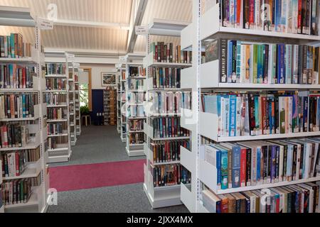 Bücherregale/Stapel in der Truro Public Library, Truro, Massachusetts, Cape Cod, USA. Stockfoto