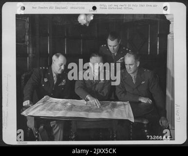 General Spaatz Begibt Sich Mit Anderen Generälen Seines Kommandos Auf Einem Luftwaffenstützpunkt In England. Sie sind von links nach rechts: Generalmajor Ralph Royce, Generalleutnant Carl Spaatz, Generalmajor Hoyt S. Vandenberg und Generalmajor Hugh J. Knerr. Stockfoto