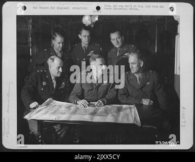 General Spaatz Begibt Sich Mit Anderen Generälen Seines Kommandos Auf Einem Luftwaffenstützpunkt In England. Sie sind von links nach rechts: Generalmajor Ralph Royce, Generalleutnant Carl Spaatz, Generalmajor Hugh J. Knerr. Stehend, Von Links Nach Rechts: Brig. General Edward P. Curtis, Major Ge Stockfoto