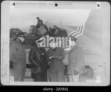 Douglas C-47S, der an das französische Luftkorps überführt und von französischen Besatzungen bemannt wird, hustelt kritische Vorräte bis zu den Advanced Airfields von den riesigen Air Technical Service Command Depots in Großbritannien. Während die französischen und amerikanischen Besatzungen beenden Laden A Stockfoto