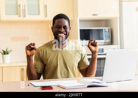 lateinamerikanischer freiberufler mit Laptop, der online von zu Hause aus arbeitet Stockfoto