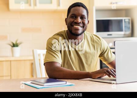 lateinamerikanischer freiberufler mit Laptop, der online von zu Hause aus arbeitet Stockfoto