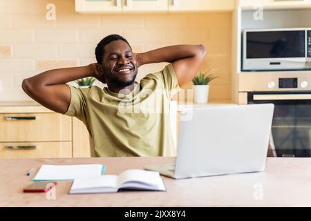 lateinamerikanischer freiberufler mit Laptop, der online von zu Hause aus arbeitet Stockfoto