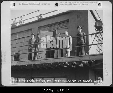 Auf Fliegende Festungen Achten. Unter Kriegsminister Robert M. Lovett und Partei Peer Into Skies, um zurückkehrende Flugzeuge nach Bombardierung Mission über feindliches Gebiet zu zählen. Sie Stehen Auf Dem Cat Walk Of Control Tower. 303. Bomb Group, England. 19 MIO. Stockfoto