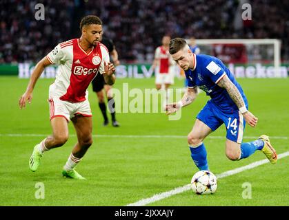 Ryan Kent von den Rangers kämpft mit Devyne Rensch von Ajax während des Spiels der UEFA Champions League Group F in der Johan Cruyff Arena in Amsterdam, Niederlande. Bilddatum: Mittwoch, 7. September 2022. Stockfoto