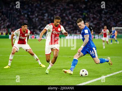 Ryan Kent von den Rangers kämpft mit Devyne Rensch von Ajax während des Spiels der UEFA Champions League Group F in der Johan Cruyff Arena in Amsterdam, Niederlande. Bilddatum: Mittwoch, 7. September 2022. Stockfoto