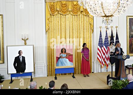 Washington, Usa. 07. September 2022. Der ehemalige Präsident Barack Obama (R) spricht als ehemalige First Lady Michelle Obama und lauscht während einer Zeremonie zur Enthüllung ihrer offiziellen Porträts des Weißen Hauses am Mittwoch, dem 7. September 2022, im East Room des Weißen Hauses in Washington, DC. Die Porträts des ehemaligen Präsidenten und der First Lady wurden von Robert McCurdy bzw. Sharon Sprung gemalt. Foto von Al Drago/UPI Credit: UPI/Alamy Live News Stockfoto