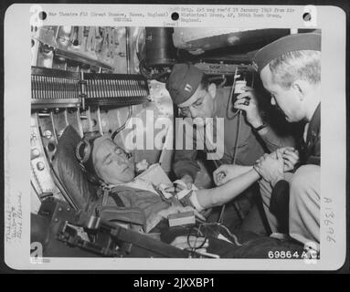 Am 5. Oktober 1943 wird einem verletzten Crew-Mitglied Eines Martin B-26 von Männern der 70. Service Group in Great Dunmow, Essex, England, Blutplasma verabreicht. Stockfoto