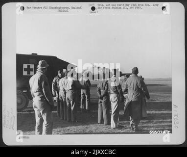 Ein Armeekaplan, Kapitän „Doc“ Miner, Eine Flugkrankenschwester und Bodentruppmitglieder „schwitzen aus“ die Rückkehr von Bombern nach Einem Bombenangriff auf der Bomb Group Base 91. in Bassingbourne, England. 15. Januar 1944. Stockfoto