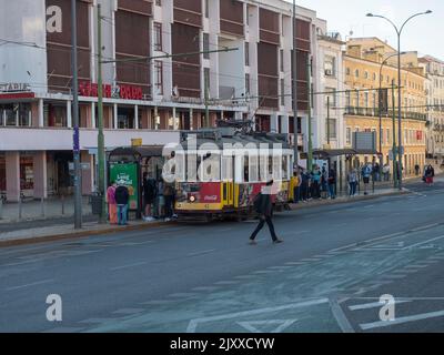 Lissabon, Portugal, 24. Oktober 2021: Am Martim Moniz-Bahnhof in der Innenstadt von Lissabon steigen die Menschen in die historische Straßenbahn Nr. 28 ein Stockfoto