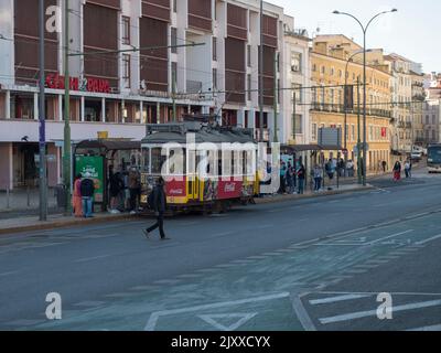 Lissabon, Portugal, 24. Oktober 2021: Am Martim Moniz-Bahnhof in der Innenstadt von Lissabon steigen die Menschen in die historische Straßenbahn Nr. 28 ein Stockfoto