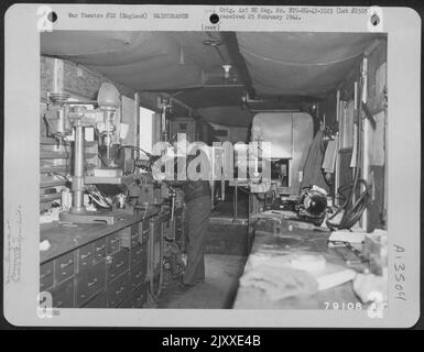 George Ganseon, Compton, Kalifornien, ein Mitarbeiter der Lockheed Overseas Corporation, der in Verbindung mit dem Luftwaffendienstkommando 8. arbeitet, betreibt Eine Drehmaschine in Einem mobilen Anhänger in Nr. Bournemouth, Hants, England. Diese Mobile Reparatureinheit Wurde Gesendet Stockfoto