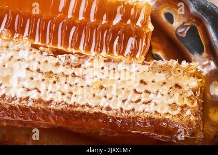 Waben. Rosh Hashanah. Wabe in einem rustikalen Teller. Bizarrer Winkel. . Grußkarte zum jüdischen Neujahrsfest. Rosh Hashanah Urlaubsattribute. S Stockfoto