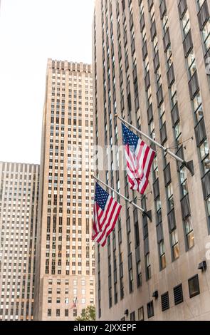 USA Stars and Stripes Flaggen vor Gebäuden in New York City, USA Stockfoto