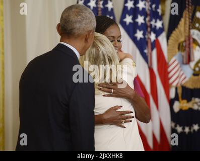 Washington, Usa. 07. September 2022. Die ehemalige First Lady Michelle Obama umarmt First Lady Jill Biden, während der ehemalige Präsident Barack Obama am Mittwoch, dem 7. September 2022, ihre offiziellen Porträts im East Room des Weißen Hauses in Washington, DC enthüllt. Foto von Bonnie Cash/UPI. Kredit: UPI/Alamy Live Nachrichten Stockfoto