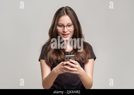 Überrascht Frau Porträt Sonderangebot Telefon Stockfoto