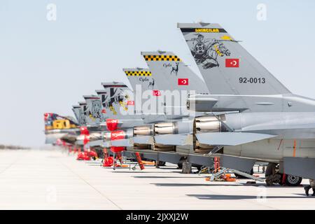 Konya, Türkei - 07 01 2021: Anatolian Eagle Air Force übt 2021 F16 Kampfjet in Rollposition in der Türkei aus Stockfoto