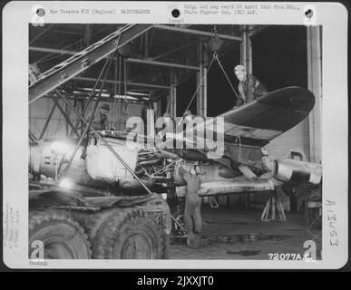 Wartungsmänner der 467Th Service Squadron machen Reparaturen an Einem Lockheed P-38 Blitz der 364Th Fighter Group, 67. Fighter Wing auf der 8. Air Force Station F-375, Honnington, England. 23. Juli 1944. Stockfoto